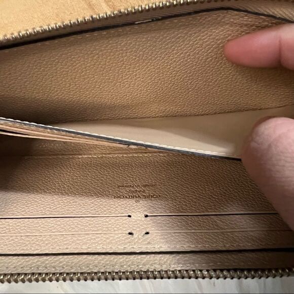 LOUIS vuitton zippy wallet in turtle dove - Picture 17 of 17